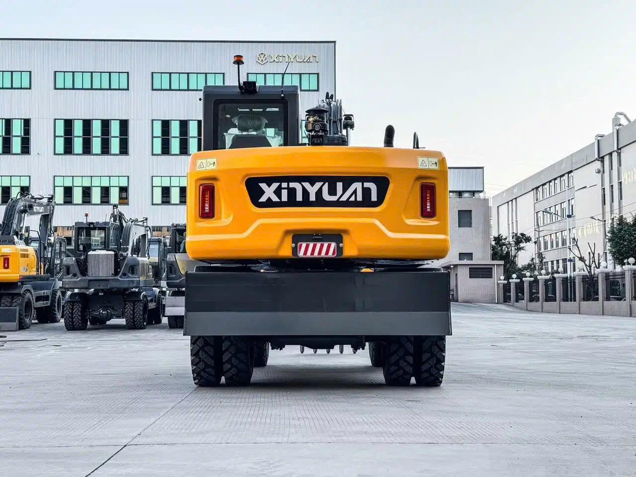 Máy Xúc Đào Bánh Lốp Xinyuan C130 - Sức Mạnh Vượt Trội Cho Công Trình Quy Mô